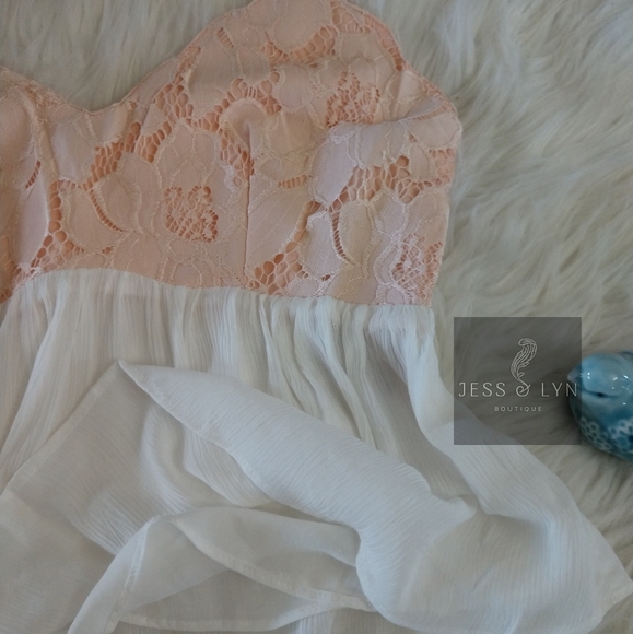 🆕Blush/White Lace Peplum Tank Top - Picture 3 of 16